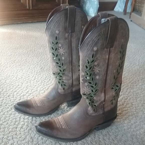 Ariat Shoes - ARIAT cowgirl boots